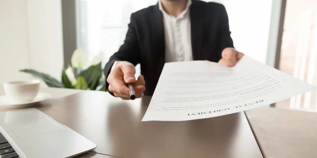 Карта побиту через посередника в Польщі — плюси, ризики та як оформити без проблем