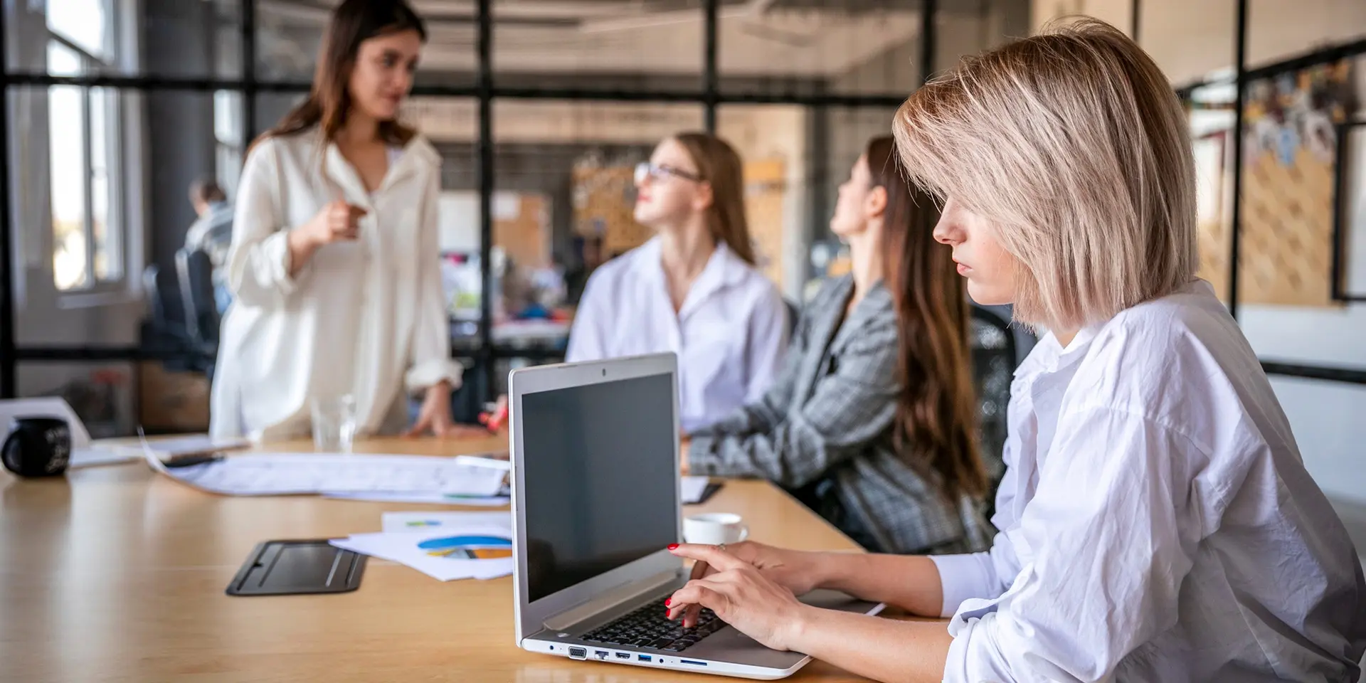 Як вибрати агенцію з легалізації іноземців у Польщі та не помилитися